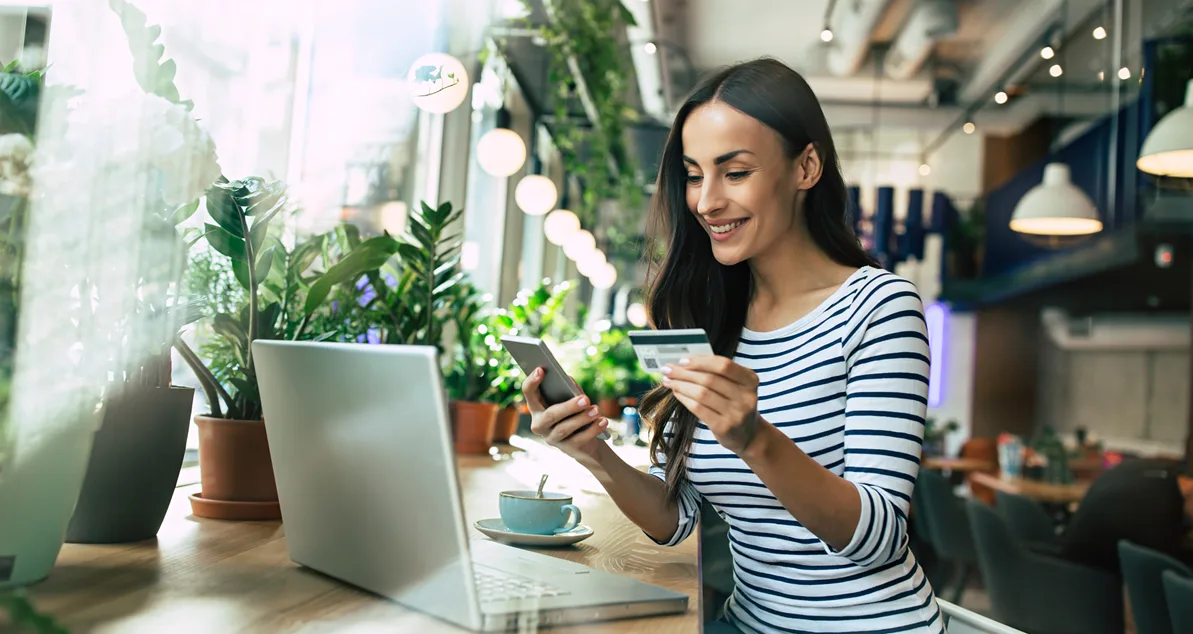 Homeowner acquiring a home warranty online to protect her home appliances.