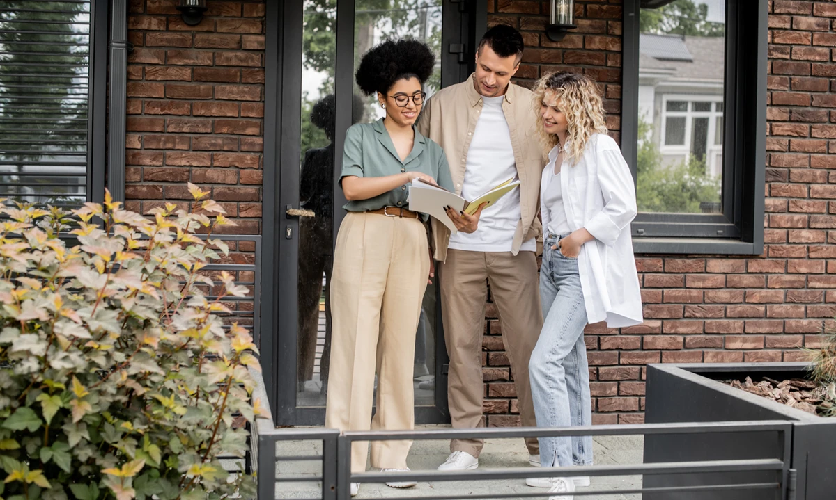 Real estate agent explaining how a home warranty can help new home owners.